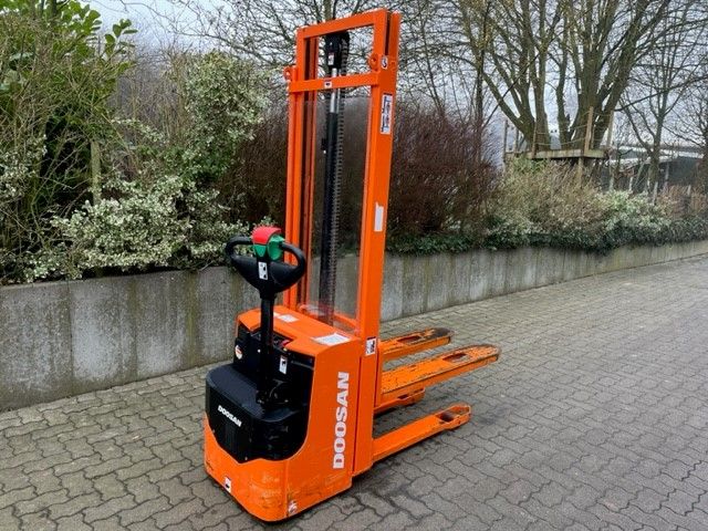 Doosan-LEDS12,5-Hochhubwagen-www.unruh-gabelstapler.de
