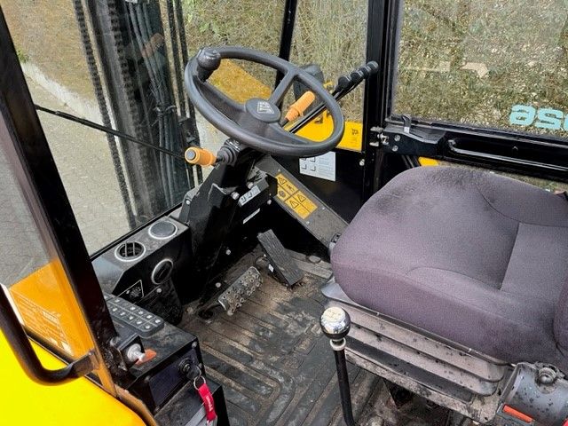 JCB-926-4-Gel�ndestapler-www.unruh-gabelstapler.de