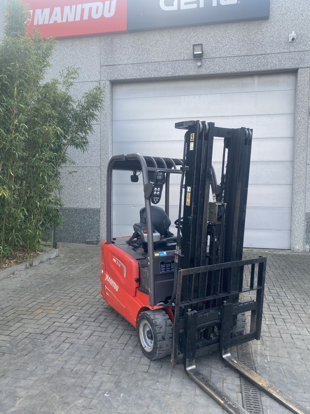 Manitou ME 316 Electric 3-wheel forklift www.volcke.com