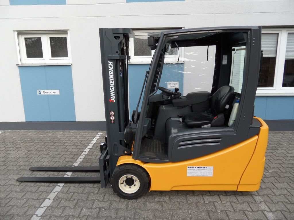 Jungheinrich-EFG 218 - unter 2 Meter Bauhhe - Triplex-Elektro 3 Rad-Stapler-www.wilms-wiegers.de