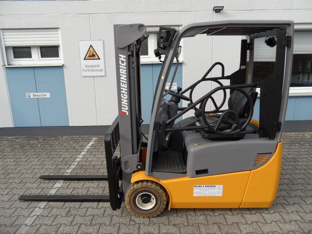 Jungheinrich-EFG 115 - unter 2 Meter Bauh�he - Freihub-Elektro 3 Rad-Stapler-www.wilms-wiegers.de