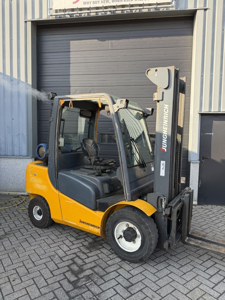 Jungheinrich TFG435 5300mm triplo LPG Forklifts www.wtrading.nl