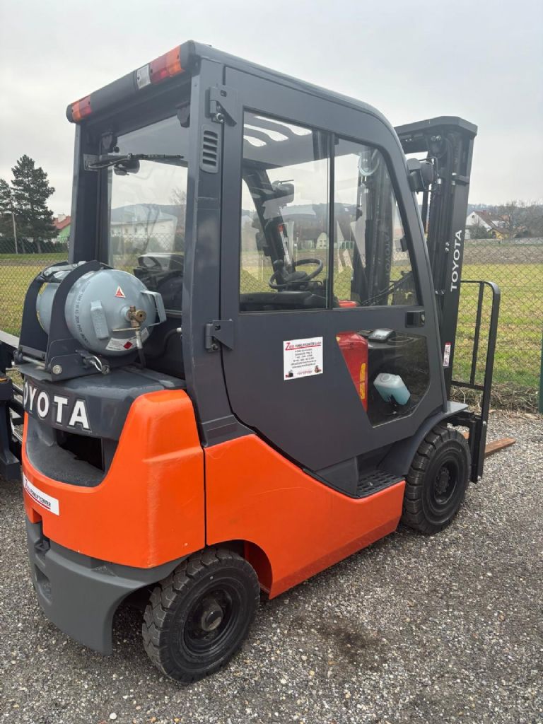 Toyota-Tonero 02-8FGF15-Treibgasstapler www.zeiss-forkliftcenter.at